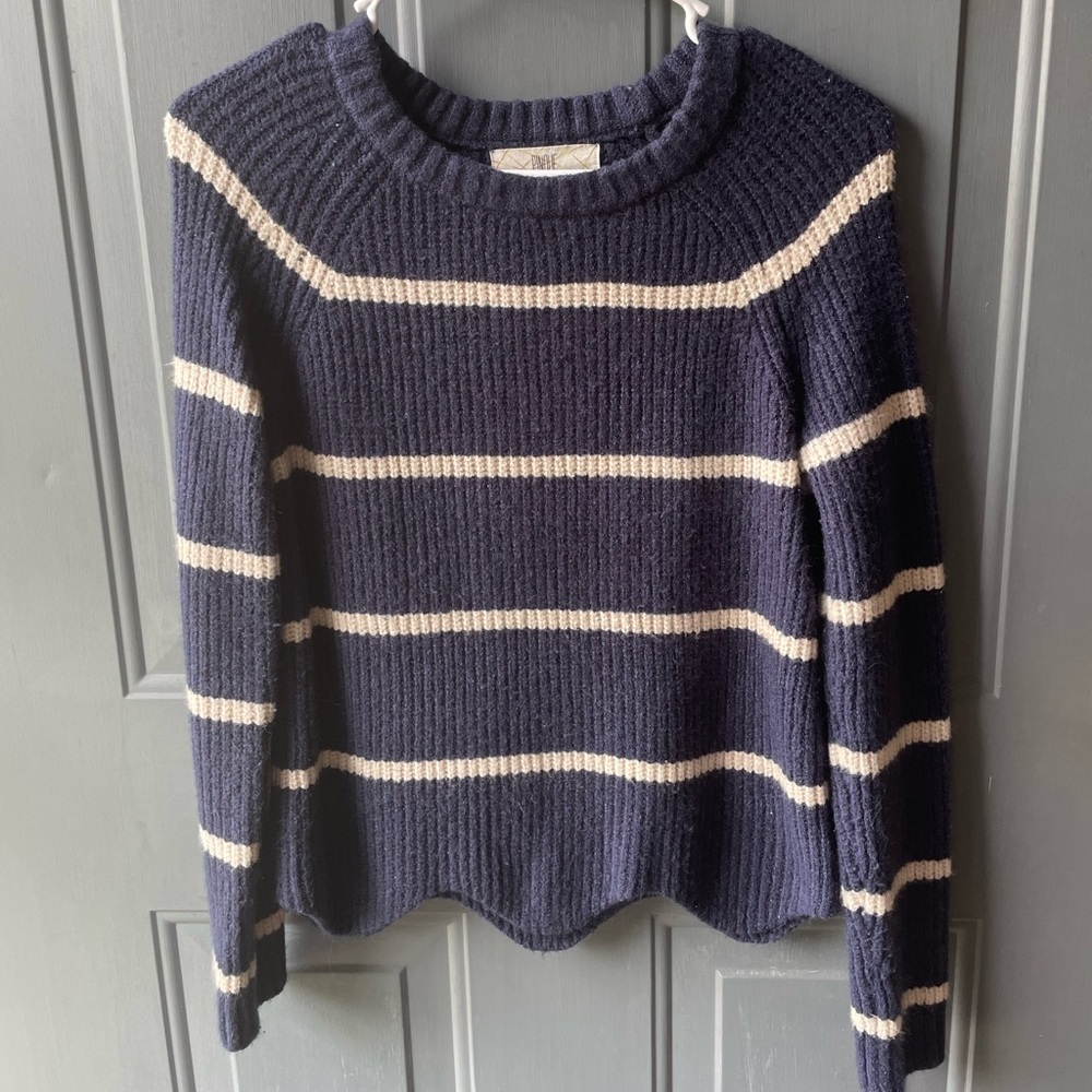 Like new cropped scallop hem sweater